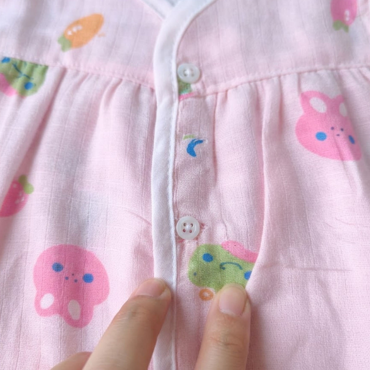Lil’ Shark – Close-up of muslin fabric and front buttons
